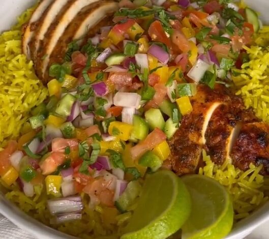 Chicken rice bowl with a delicious chopped salad